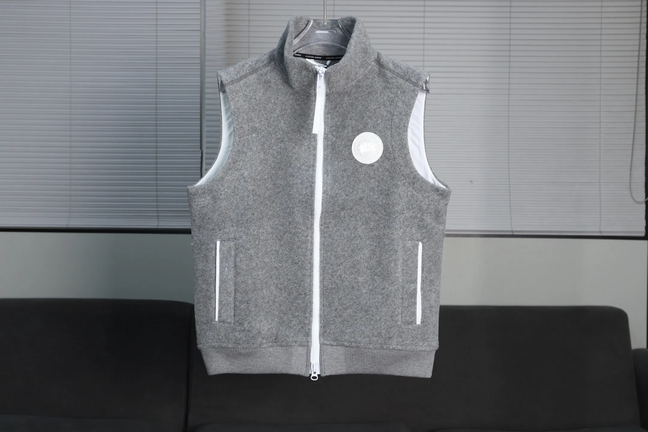 P640 Big Goose White Label Cashmere Vest Canada Goose Canada Goose Humanature Series Ski Season White Label Warm, Windproof, Breathable, Soft Solid Color Stand Collar Logo Label Zipper Casual Sleeveless Vest Mersey Solid Color Stand Collar Fitted Sleeveless Vest Exclusive Customized Wool Fabric Compare only with ZP There is no need to elaborate on the popularity of this season’s new style. The fabric is warm and comfortable long plush and easy to put on and take off. High-tech breathable space cotton liner makes the whole dress very stiff. At the same time, it is soft, comfortable and lightweight. Breathable, soft, not sweaty, lightweight, stylish, and not deformed. The iconic double-striped reflective strips are designed behind the collar and hat. No detail is missed. High-density goose badge. All threaded accessories are customized. Three colors to choose from. Each one is super western. The upper body effect is very high-end. The loose version is not bloated at all. It is quite fashionable. It can be said to be a very unique design. This year's must-have style is the same for men and women🔥 Color: light gray dark gray Khaki